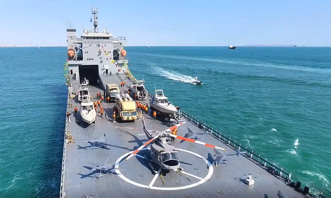 Chiến hạm Shahid Roudaki trong lễ biên chế ngày 19/11. Ảnh: IRGC.