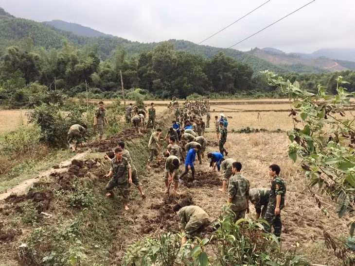 Lực lượng vũ trang TP Uông Bí tham gia làm đường liên thôn trong chương trình xây dựng Nông thôn mới.