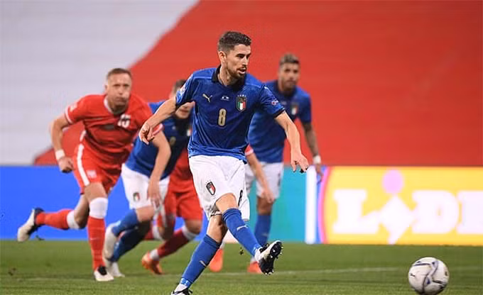 Jorginho đá phạt đền giúp Italia mở tỷ số ở trận gặp Ba Lan.