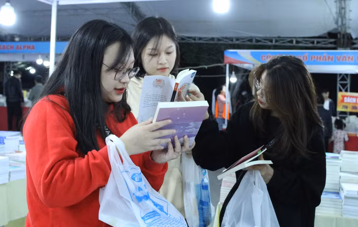 Khoe bạn cuốn sách ưng ý vừa mua.