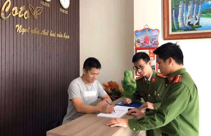Công an xã Đồng Tiến hướng dẫn cơ sở lưu trú thực hiện khai báo khi có khách lưu trú. Ảnh: Hằng Ngần