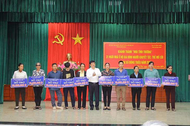 Thị xã Đông Triều trao tặng hỗ trợ 31 hộ gia đình, mỗi hộ số tiền 10 triệu đồng