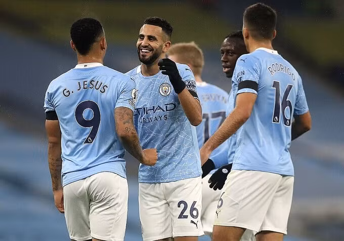 Mahrez (giữa) lập hat-trick giúp Man City có chiến thắng sau hai trận hòa và thua ở Ngoại hạng Anh. Ảnh: AFP.