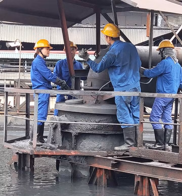 Chị Bùi Thị Thanh Tâm cùng các đồng nghiệp trong ca làm việc.