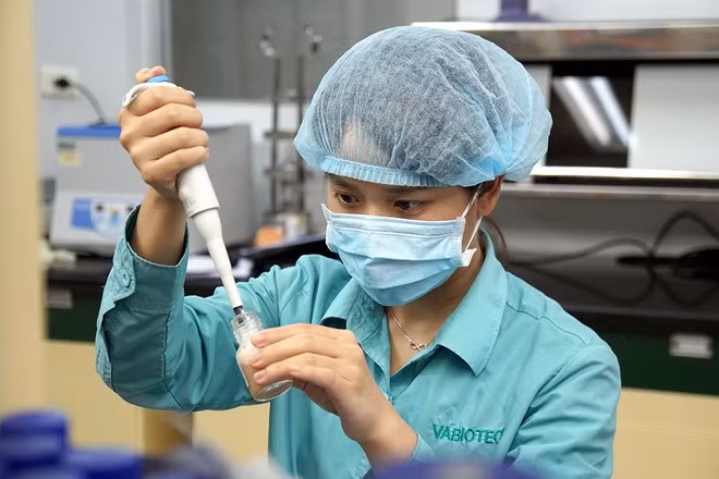 Nghiên cứu sản xuất vắc xin phòng Covid-19 tại Vabiotech ẢNH: NGỌC THẮNG