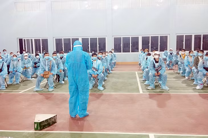 : 83 công dân Việt Nam trở về từ Nhật thực hiện cách ly phòng, chống dịch Covid-19 tại Trung đoàn 244, Bộ CHQS tỉnh Quảng Ninh. 