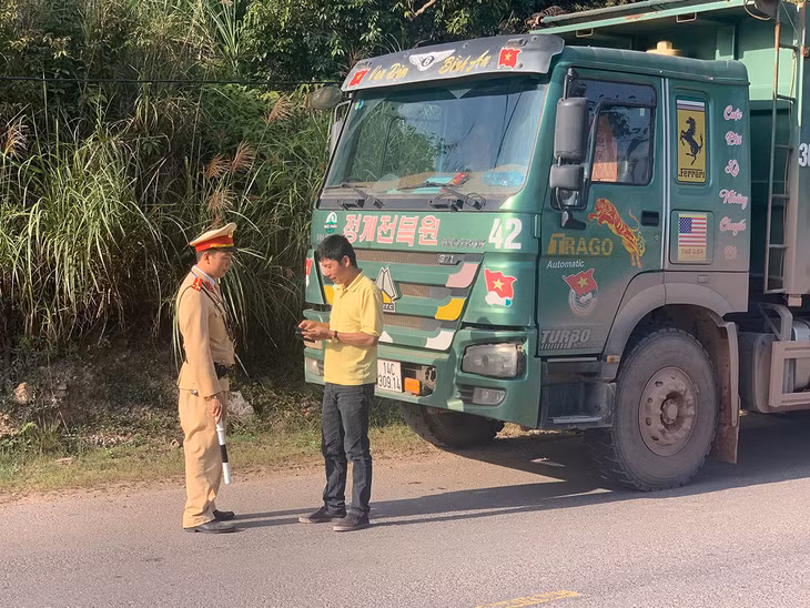 Công an huyện Vân Đồn kiểm tra hành chính người điều khiển phương tiện trên tỉnh lộ 334. 