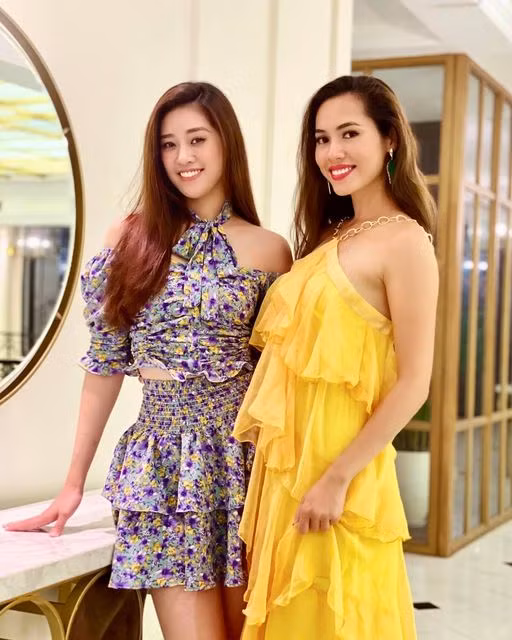 Hoa hậu á hậu khoe sắc trên Vịnh Hạ Long