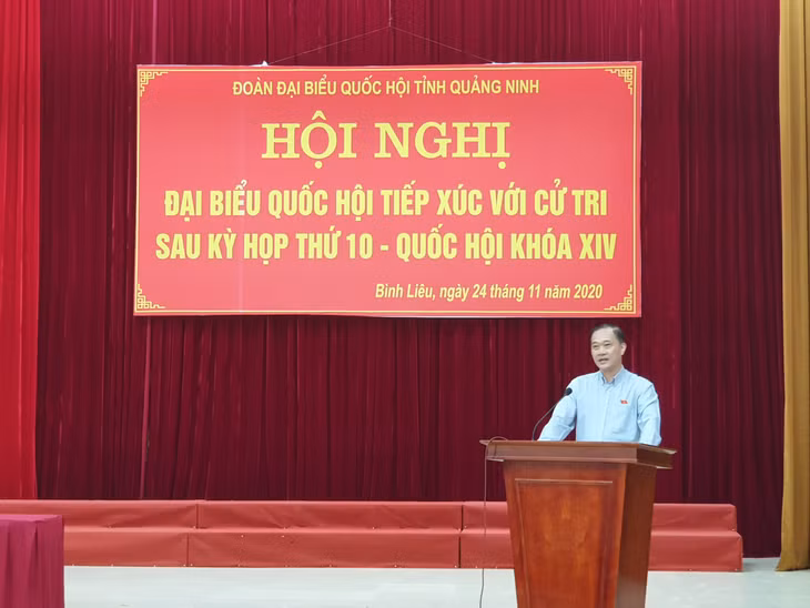 Đồng chí Vũ Hồng Thanh, Ủy viên Trung ương Đảng, Chủ nhiệm Ủy ban Kinh tế của Quốc hội, Đại biểu Quốc hội tỉnh Quảng Ninh thông tin tại buổi tiếp xúc cử tri.