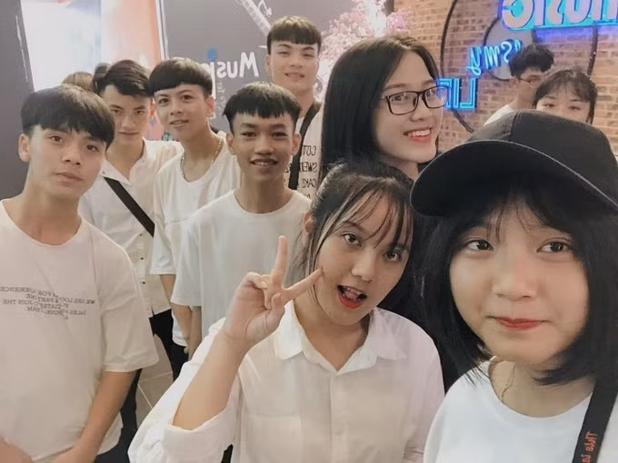 Đỗ Thị Hà (hàng thứ hai) cao nổi trội so với bạn bè đồng trang lứa.
