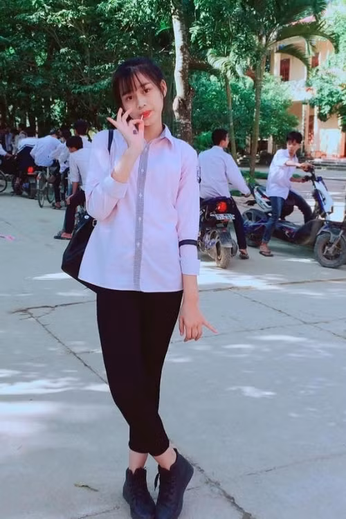 Cô thường khoe ảnh đi học trên trang cá nhân. Năm 16 tuổi, người đẹp vẫn chưa hoàn thiện các đường nét nhưng đã có gương mặt sáng, dễ nhìn.