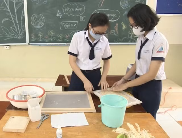 Các thành viên trong nhóm phơi, kiểm ra bột giấy. Ảnh: Dân trí