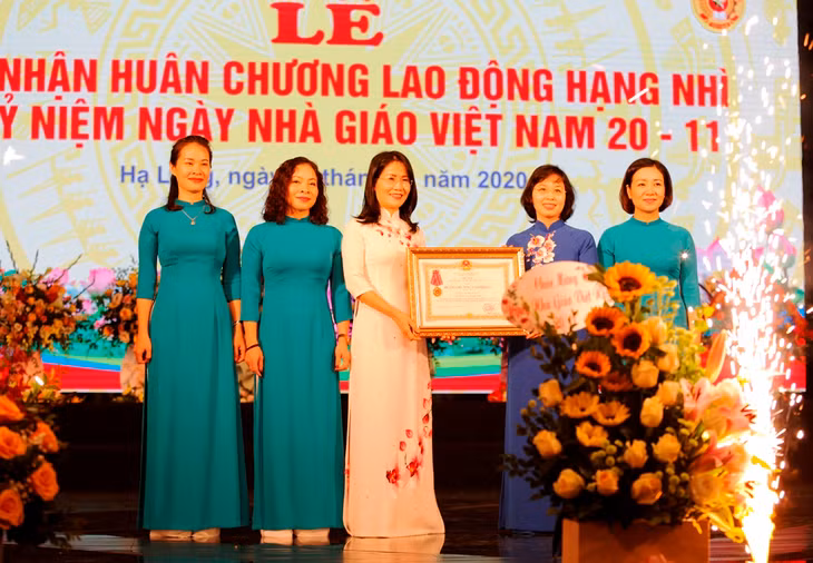 Trường Tiểu học Hạ Long đã vinh dự được Chủ tịch nước tặng thưởng Huân chương Lao động Hạng Nhì.
