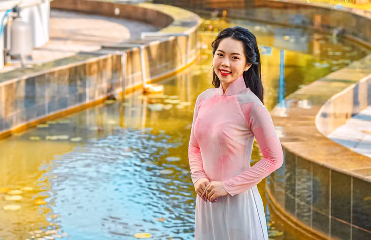 Hoàng Bích Ngọc (SBD 50) Sinh năm: 2000 Sinh viên Ngành Quản trị khách sạn, Khoa Du lịch, Trường Đại học Hạ Long