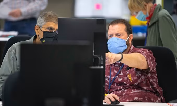 Nhân viên kiểm phiếu hạt Maricopa, bang Arizona kiểm tra các lá phiếu tại trụ sở bầu cử thành phố Phoenix hôm 9/11. Ảnh: USA Today.