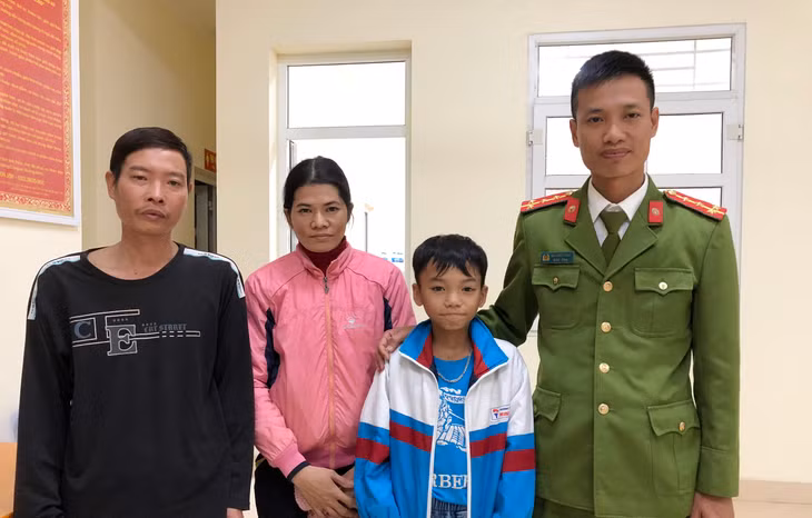 Công an phường Phong Hải (TX Quảng Yên) bàn giao cháu bé về gia đình.