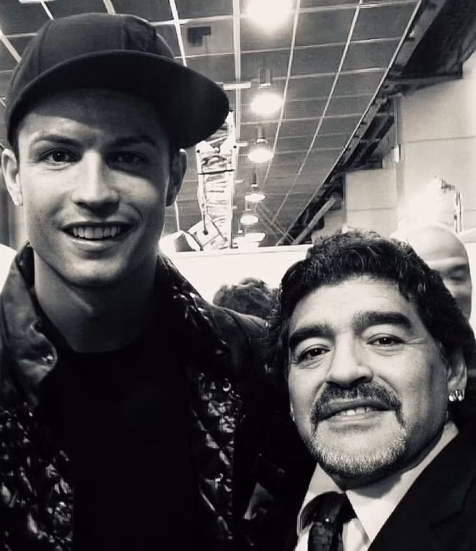 Ronaldo cũng tri ân huyền thoại