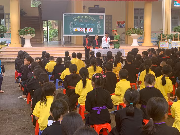 Một buổi tuyên truyền Luật giao thông cho các em học sinh Trường Phổ thông Dân tộc Bán trú TH&THCS xã Hà Lâu