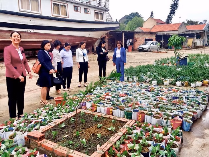 Mô hình tái chế rác thải nhựa từ pano để làm các sản phẩm hữu ích của chị Trần Thị Hương, chủ 