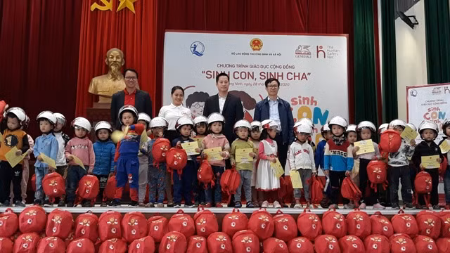 Đại diện các đơn vị và nhà tài trợ trao quà cho học sinh hoàn cảnh khó khăn
