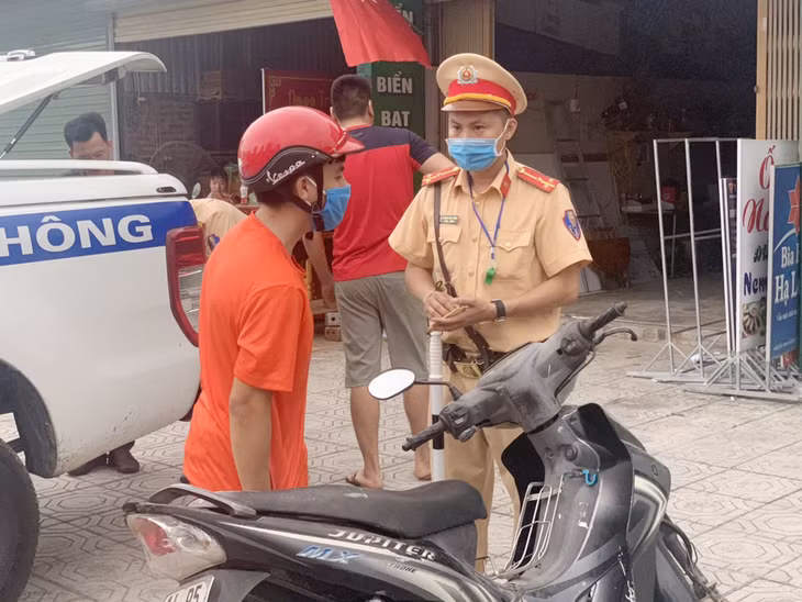 Lực lượng CSGT TP Móng Cái kiểm tra các phương tiện vi phạm về ATGT.