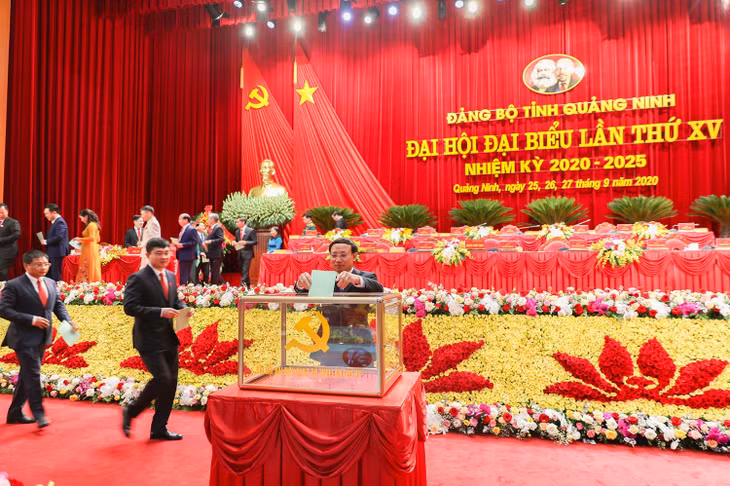 Các đại biểu bầu Đoàn đại biểu đi dự Đại hội Đại biểu toàn quốc lần thứ XIII của Đảng. 
