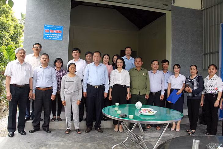 Gắn biển nhà tình thương hộ bà Hoàng Thị Thịnh (khuyết tật trí tuệ, mức độ nặng) khu Trại Hà, phường Yên Thọ, TX Đông Triều