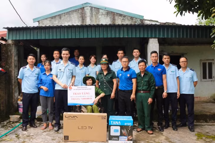 Thành Đoàn Móng Cái trao tặng quà cho bà Trần Thị Tay - Cựu Thanh niên xung phong, trú tại xã Hải Sơn