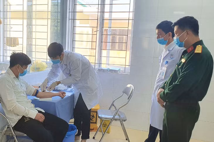 Các công dân trên địa bàn huyện hăng hái tham gia khám tuyển NVQS năm 2021.