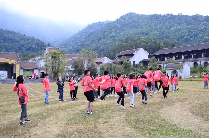 Nhảy dây tập thể, trải nghiệm team bulding của học sinh Trường THPT Phan Đình Phùng (Hà Nội) tại Yên Tử.