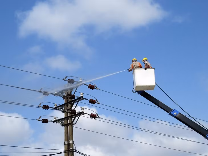 ệ sinh cách điện hotline trên các đường dây 22kV đang vận hành bằng nước áp lực cao.