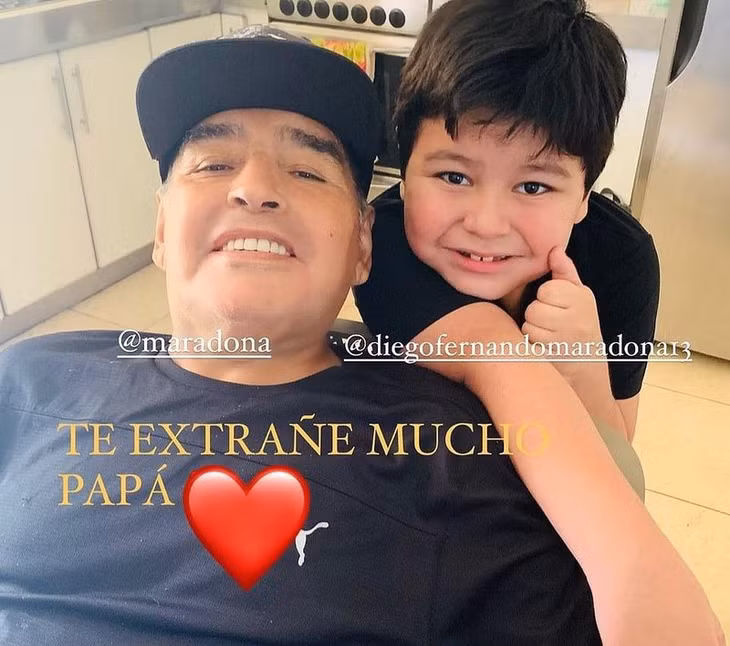 Maradona và cậu con trai nhỏ nhất mới 7 tuổi, Fernando.