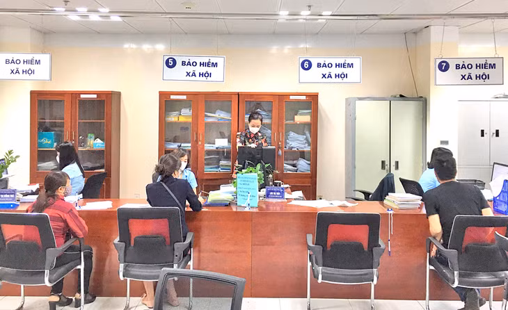 Giải quyết thủ tục BHXH, BHYT cho người dân tại Trung tâm hành chính công TP Hạ Long.