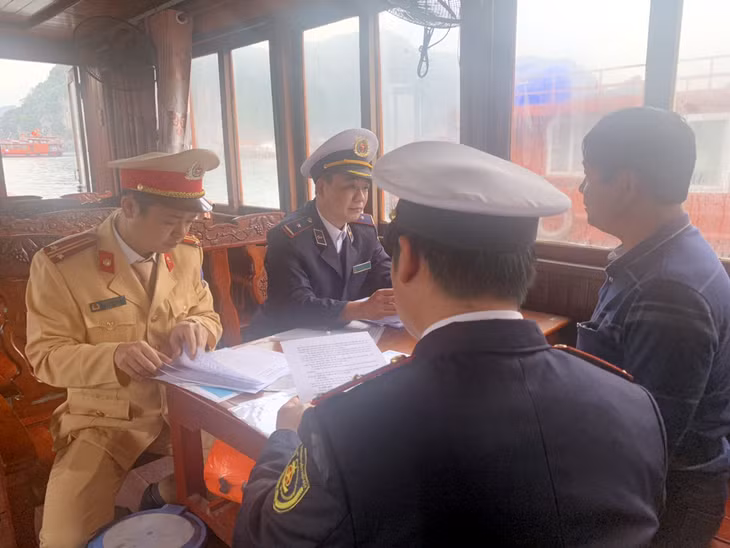  Cán bộ CSGT thuỷ Công an TP Cẩm Phả kết hợp cùng Cảng vụ QN kiểm tra ctac an toàn trên tầu neo tại Bến Vũng Đục. 