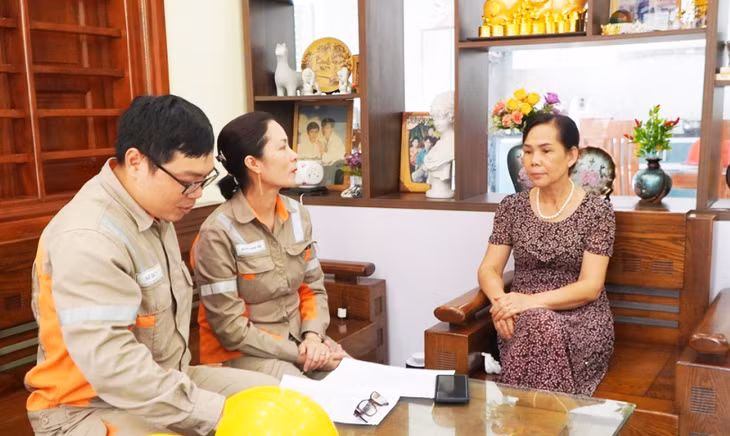 Cán bộ Điện lực TP Hạ Long tuyên truyền cho người dân trên địa bàn về các giải pháp sử dụng năng lượng tiết kiệm và hiệu quả.