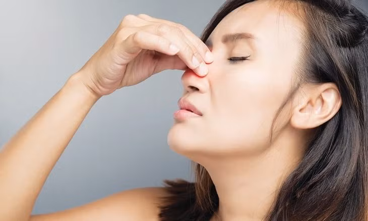 Viêm mũi dị ứng là nỗi phiền toái của nhiều người, làm ảnh hưởng tới chất lượng cuộc sống, công việc, học tập,... Ảnh: vinmec.com