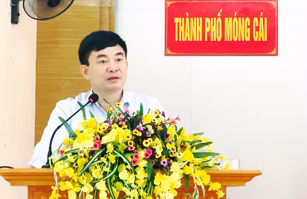 Đồng chí Ngô Hoàng Ngân, Phó Bí thư Thường trực Tỉnh ủy, phát biểu tại buổi tiếp xúc cử tri TP Móng Cái.