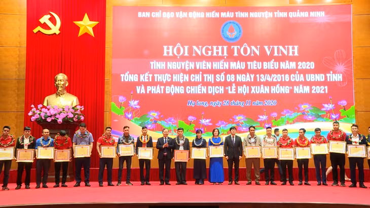 Tuyên dương các cá nhân, hộ gia đình tiêu biểu trong phong trào hiến máu tình nguyện năm 2020