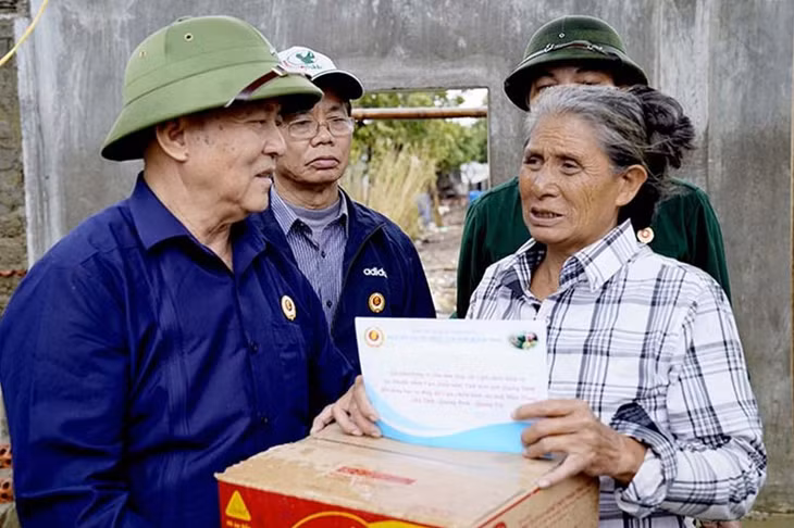 Ông Đỗ Viết Cường, Chủ tịch Hội CCB Quảng Ninh, trao quà cho bà Lê Thị Lữu, xã An Thủy, huyện Lệ Thủy, tỉnh Quảng Bình. (Ảnh: Võ Cường CTV)