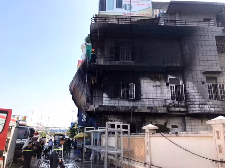 Do có nhiều chất dễ cháy, đám cháy phát triển mạnh, ảnh hưởng đến cả các tầng trên.