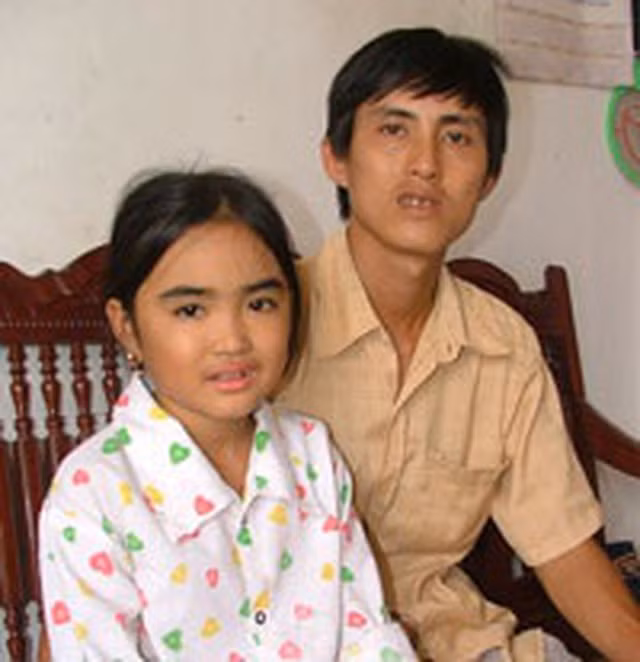 Hình ảnh Diệp và bố 1 năm sau ca ghép gan đặc biệt. Ảnh: Nguyễn Quốc Phòng.