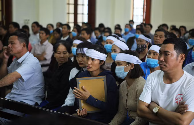 Người thân của nạn nhân tập trung đông tại phiên xử. Ảnh: Hải Bình