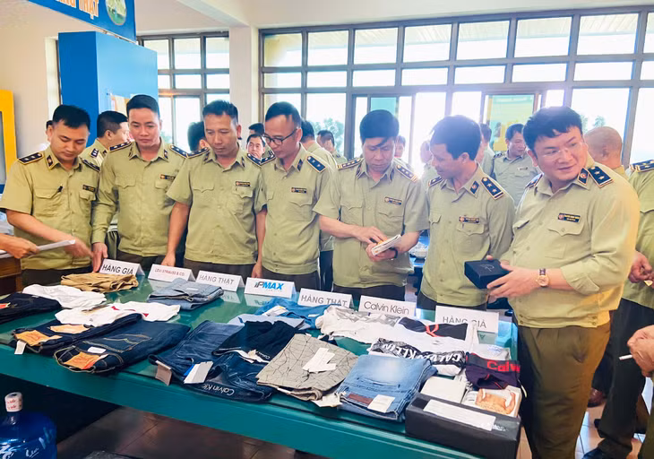 Cán bộ QLTT tham gia tập huấn nghiệp vụ kỹ năng phân biệt hàng giả, hàng thật do Cục QLTT tỉnh tổ chức (tháng 11/2020).
