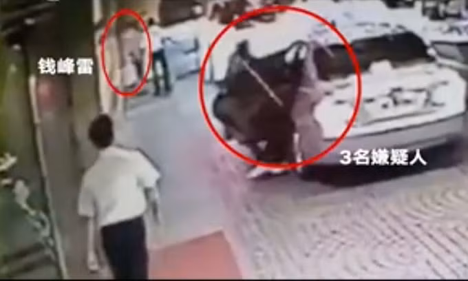 Các nghi phạm ra khỏi ô tô và hướng đến tỷ phú Tiền Phong Lôi đang đứng phía trước hôm 13/11. Ảnh: SCMP.