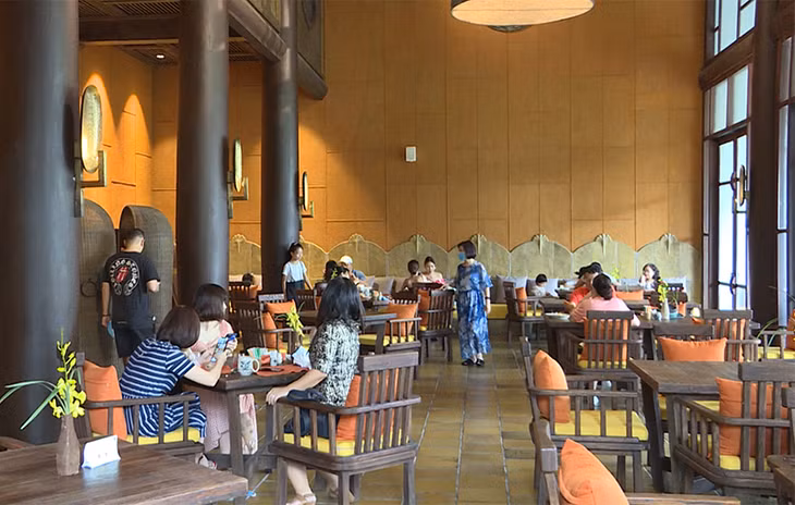 Du khách thập phương tới trải nghiệm dịch vụ tại Khu di tích và danh thắng Yên Tử.