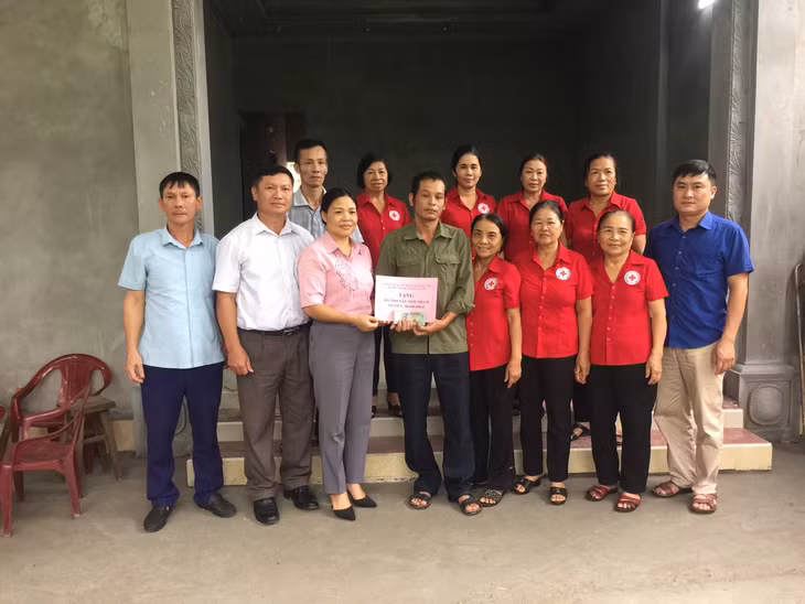 Các đơn vị trao tặng kinh phí hỗ trợ cho gia đình ông Vũ Ngọc Hòa khu phố 3A, thị trấn Ba Chẽ. Ảnh: Bình Minh (CTV)