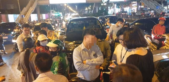 Sau khi gây tai nạn với hàng loạt phương tiện, tài xế Fortuner bước xuống xe trong tình trạng nồng nặc mùi rượu