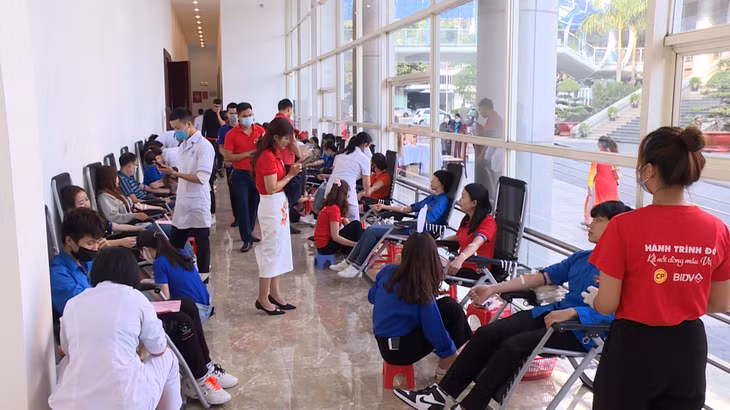 Rất đông tình nguyện viên tham gia hiến máu ngay tại sảnh Trung tâm Trung tâm Tổ chức Hội nghị tỉnh – nơi diễn ra hội nghị.