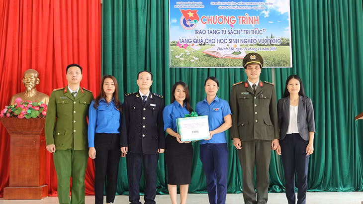 Đại diện đoàn thanh niên 5 đơn vị trao tặng sách, tủ sách.