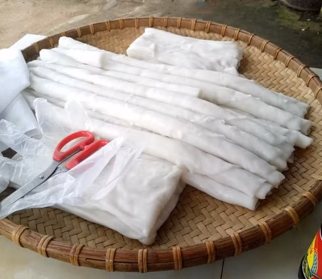 Bánh gật gù được làm từ bột gạo, hình thức khá giống bánh cuốn, bánh phở nhưng cách làm có phần kỳ công hơn. Ảnh: Hương vị Bình Liêu